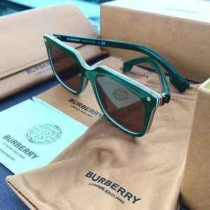COPY - Burberry Carnaby Sunglasses!